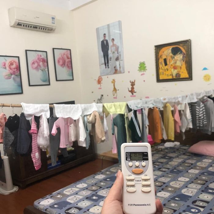 Hình ảnh một gia đình phơi quần áo trẻ em từ đầu nhà đến cuối nhà, đồng thời bật chế độ hút ẩm chỉ để mong quần áo nhanh khô. Ảnh: Hằng Mốc