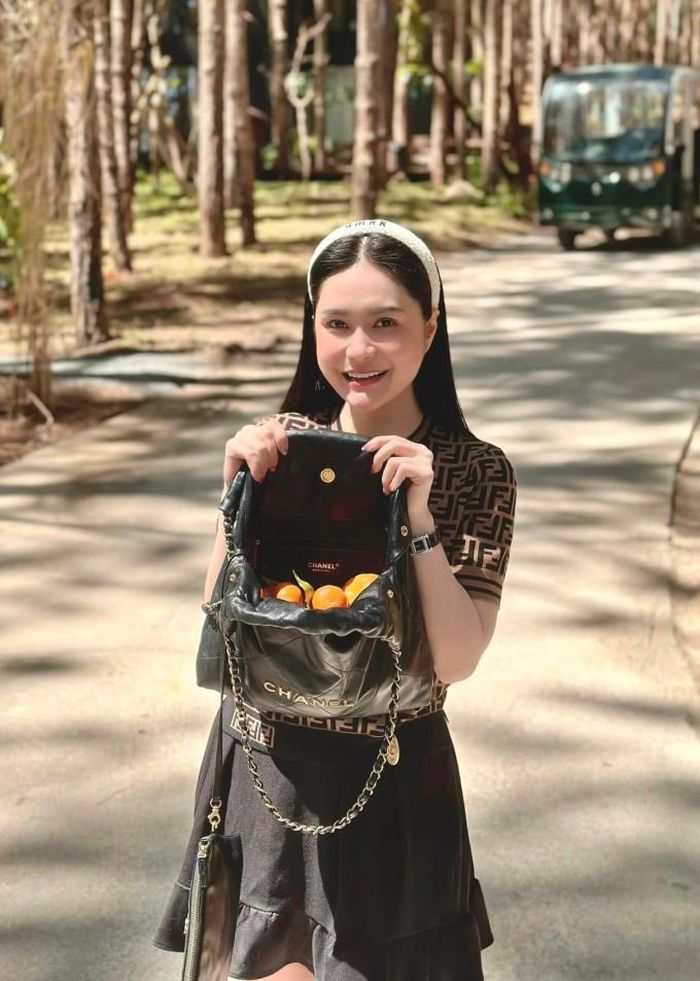 Đoàn Băng Di nổi tiếng với những món đồ hiệu đắt đỏ. Mới đây, cô khoe chiếc túi Chanel 22, có giá khoảng từ 5.800 USD (hơn 130 triệu đồng) đựng đầy quýt khiến tín đồ thời trang có phần xót xa.