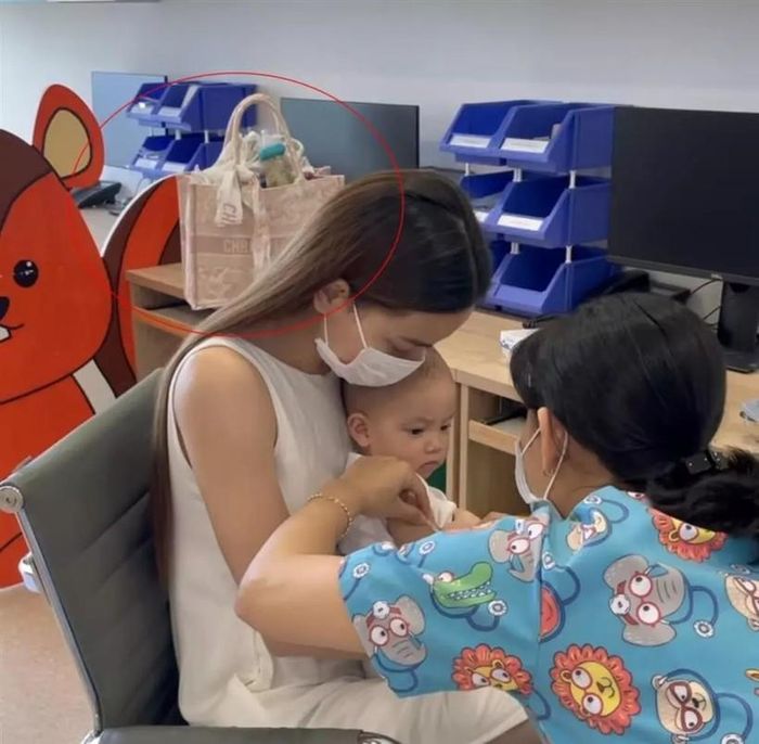Hồ Ngọc Hà dùng túi hiệu có giá khoảng 70 triệu đồng để đựng bỉm sữa cho con.