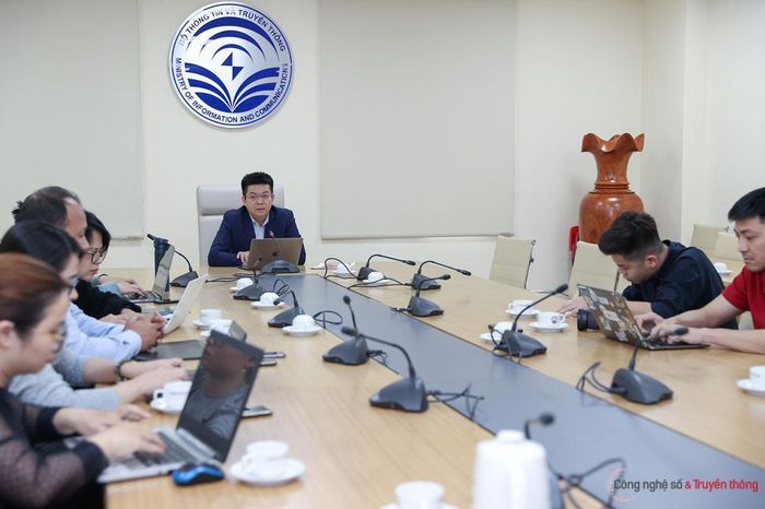 Cục trưởng Cục Viễn thông Nguyễn Hồng Thắng thông tin với báo chí hướng xử lý sự cố cáp quang biển đã và đang được Bộ TT&TT cùng các nhà mạng triển khai. (Ảnh: Lê Anh Dũng)
