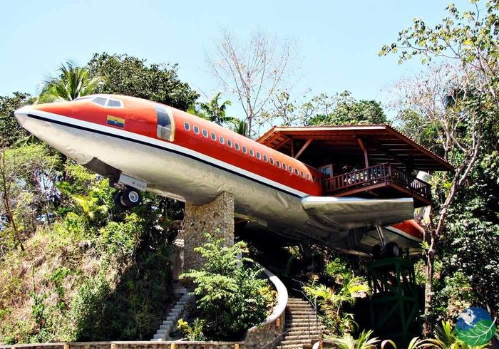 Trong khi đó, khách sạn Costa Verde là một chiếc Boeing 727 đã được tân trang lại hoàn toàn - với hai phòng ngủ và hướng ra biển