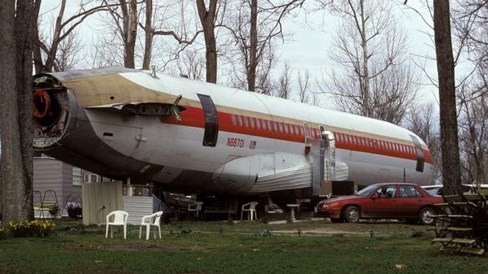 Cô đã mua một chiếc Boeing 727 cũ, sắp bị đưa ra bãi phế liệu, vận chuyển nó đến một khu đất thuộc sở hữu của cô và dành 6 tháng tự mình thực hiện hầu hết các công việc để cải tạo nó