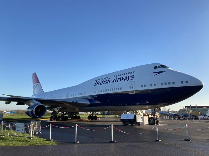 Và nếu bạn chỉ muốn tổ chức tiệc tùng, thì có một chiếc Boeing 747 khác có thể được thuê cho các sự kiện có tối đa 220 người, tại Sân bay Cotswold ở Anh, cách London khoảng 160 km về phía Tây