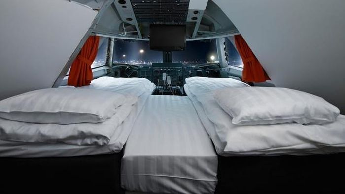 Axline cũng quan tâm đến một chiếc Boeing 747, bởi được sống trong chiếc máy bay được mệnh danh “Nữ hoàng bầu trời” là ước mơ lớn nhất của người đàn ông này. Tuy nhiên, ông đã từ bỏ ý định nêu trên khi đối mặt với chi phí vận chuyển cao: “Bản thân chiếc máy bay đã có giá khoảng 300.000USD, nhưng chi phí vận chuyển là 500.000USD”