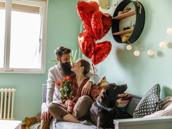  Cách tán tỉnh mà ChatGPT gợi ý thường quá dài dòng và không mang tính cá nhân. Trong khi đó, chuyện kết đôi với một người đòi hỏi cảm xúc thực. Ảnh: BI. 
