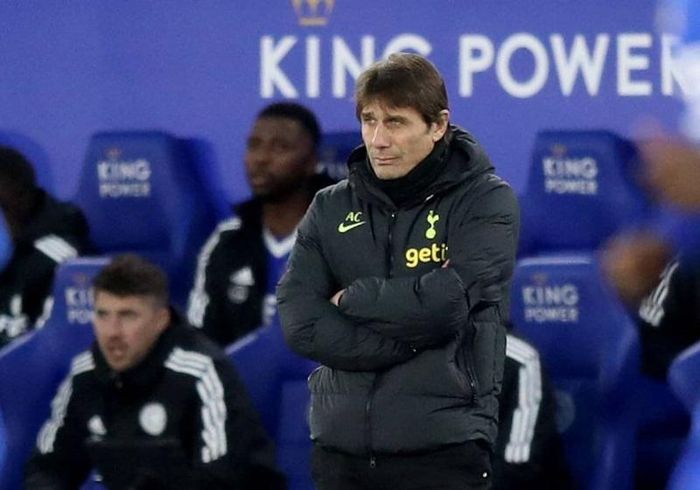 HLV Antonio Conte dù đã trở lại chỉ đạo sau phẫu thuật nhưng không thể tạo tác động.