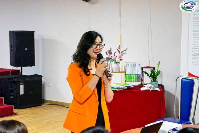 Cô Hoàng Mận - Hiệu trưởng Trường THCS - THPT Newton thông tin về chương trình tuyển sinh đến phụ huynh học sinh.