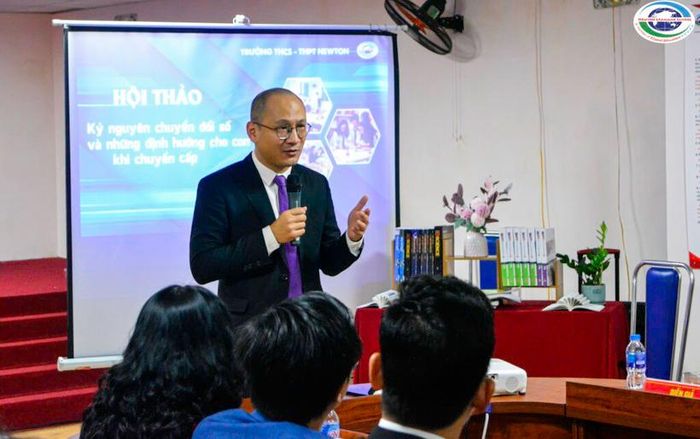 Nhà báo Phan Đăng chia sẻ với học sinh Newton về kỹ năng sống, sử dụng công nghệ an toàn.