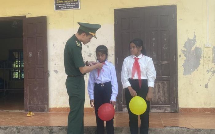 Hồ Thị Nứt thuyết trình trong “Tiết học biên giới”. Ảnh: Nguyễn Hòa Bình