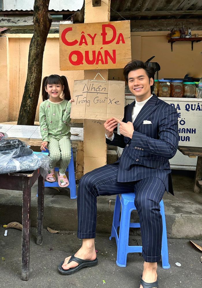 Nhan Phúc Vinh cùng bé An Nhiên trong một bức ảnh hậu trường. 