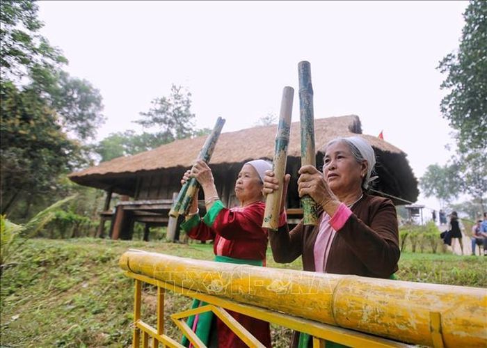 Tiết mục hóa tấu "Xuân về trên vùng cao" của dân tộc Thổ tỉnh Thanh Hóa.
