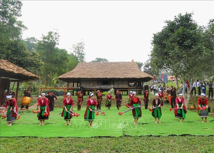 Tiết mục hóa tấu "Xuân về trên vùng cao" của dân tộc Thổ tỉnh Thanh Hóa.