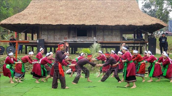 Trò chơi kéo co của dân tộc Thổ tỉnh Thanh Hóa.