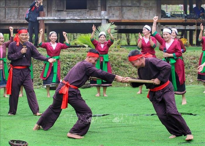 Trò chơi đẩy gậy của dân tộc Thổ tỉnh Thanh Hóa.