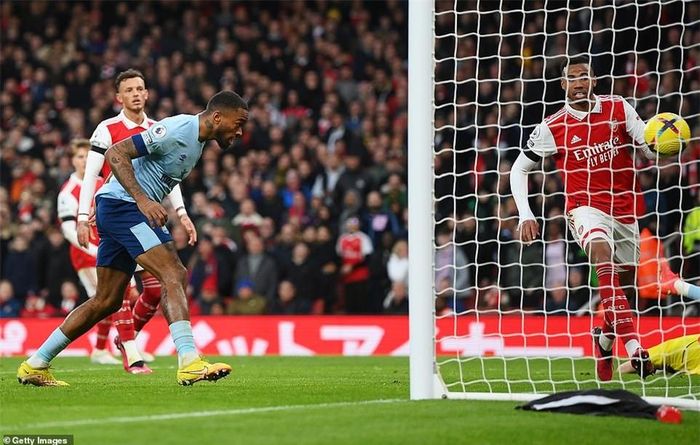 Toney gỡ hòa cho Brentford