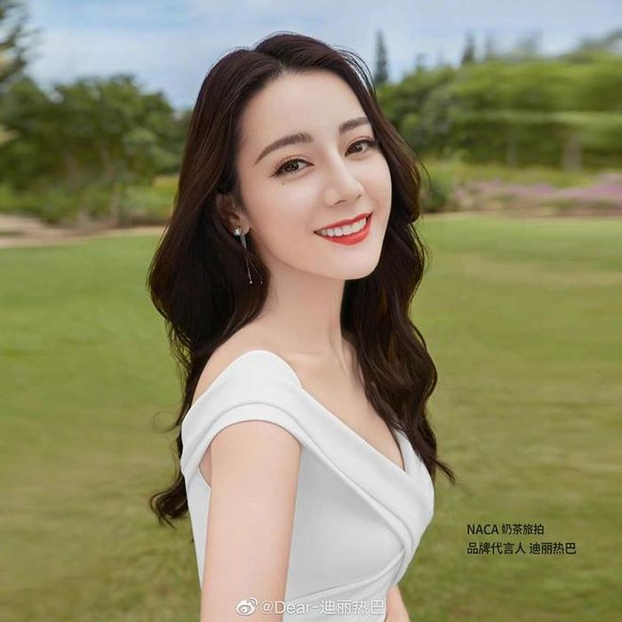 Nhan sắc Nhiệt Ba trong bộ ảnh xinh xắn, ngọt ngào nhận về nhiều lời khen. Nữ diễn viên để tóc xoăn sóng nhẹ nhàng, makeup tươi tắn với tông son đỏ đặc trưng khoe vẻ đẹp sang trọng, kiều diễm