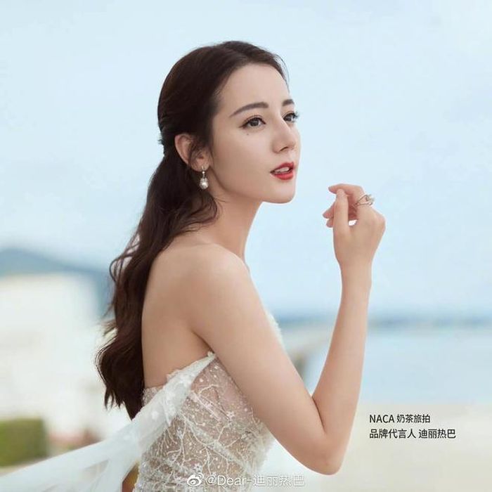 2 mẫu váy cưới khác nhau đem đến cho Nhiệt Ba những vẻ đẹp hoàn toàn khác nhau. Thiết kế trễ vai thì kiều diễm sang trọng, thiết kế cúp ngực lại ngọt ngào, hiền dịu