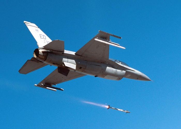 Một chiếc tiêm kích F-16 của Mỹ khai hỏa tên lửa Sidewinder hồi năm 2004. Đây cũng chính là tên lửa được dùng bắn rơi UFO bát giác bay trên hồ Huron hôm 12/2. Ảnh: Không quân Mỹ.
