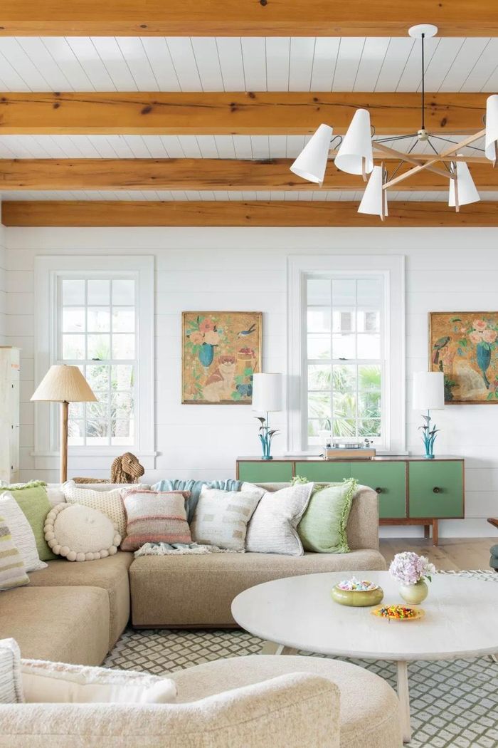  Bạn đừng quên làm phẳng nếp nhăn, nếp gấp từ vải rèm hay sofa. Ảnh minh họa: Katie Charlotte.