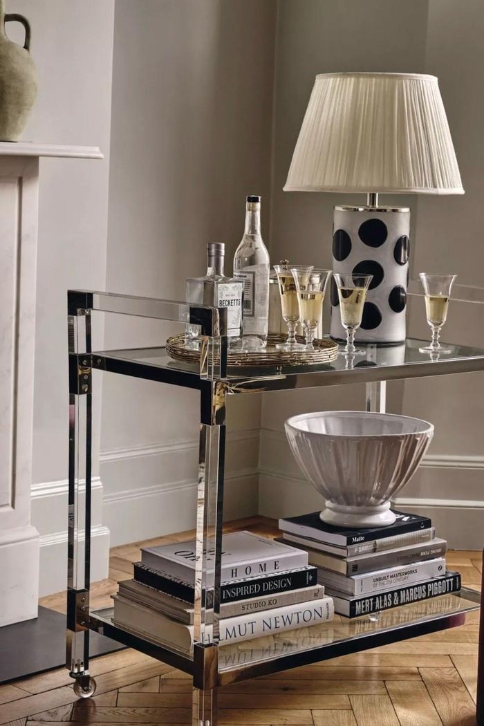  Xe đẩy đựng đồ là item đáng thử giúp căn nhà sang trọng hơn. Ảnh minh họa: OKA. 