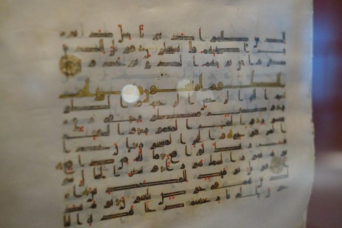  Trong thời kỳ đầu của Hồi giáo, các cuốn kinh Qur'an đều được viết bằng tay trên da thuộc. Đạo Hồi cho rằng Chúa trời không thể được minh họa bằng các hình vẽ, do vậy kinh Qur'an thời kỳ đầu chỉ gồm văn bản và thư pháp được coi là một hình thức làm đẹp cho sách. Thư viện MBR trưng bày một số bản kinh Qur'an thời kỳ đầu, khoảng thế kỷ 8, được tìm thấy tại bán đảo Ả Rập. 