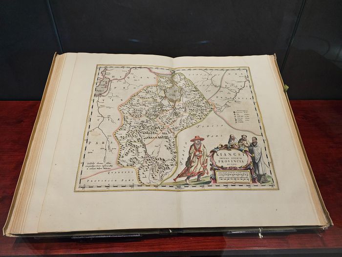  Tài liệu đáng chú ý nhất tại khu vực bản đồ là Atlas Maior, công trình của nhà hàng hải Joannes Blaeu xuất bản vào năm 1662. Đây là một trong những atlas đầu tiên có các chi tiết như dãy núi, rừng hay khu vực săn ngọc trai, gồm 11 cuốn và hơn 600 bản đồ. Atlas Maior cũng được mệnh danh là cuốn sách đắt nhất thế kỷ 17, đánh dấu thời kỳ hoàng kim về khám phá biển cả của Hà Lan. 
