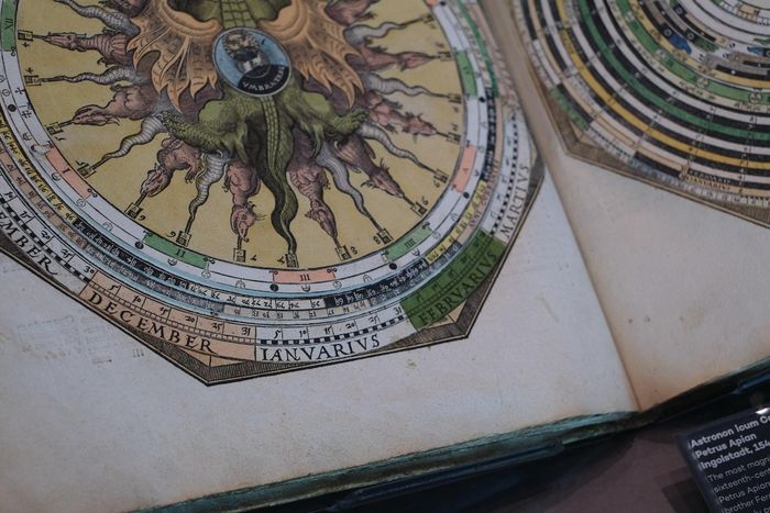  Cạnh đó là cuốn Astronomicum Caesareum (Thiên văn học của Hoàng đế), được học giả Petrus Apianus thực hiện cho Hoàng đế Charles V của Đế quốc La Mã Thần thánh vào năm 1540. Điểm độc đáo của cuốn sách là hình minh họa các hành tinh quay được, cho phép người đọc tính toán đúng ngày tháng và vị trí của các ngôi sao trên trời. Nhiều trang sách có 5-6 lớp đồ họa. 