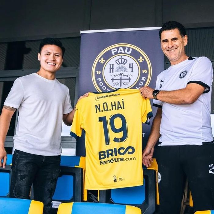 HLV Tholot ngày càng ít sử dụng Quang Hải. (Ảnh: Pau FC)