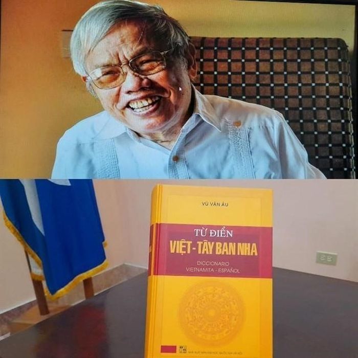Nhà báo - dịch giả Vũ Văn Âu, nguyên cán bộ Thông tấn xã Việt Nam, và cuốn Từ điển Việt - Tây Ban Nha do chính ông biên soạn. Ảnh: Mai Phương- PV TTXVN tại Cuba