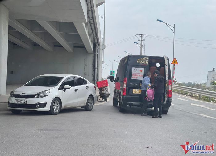 Tình trạng xe tự ý dừng đỗ ở nút giao Tiền Phong để đón khách diễn ra trước khi bị lực lượng CSGT xử lý