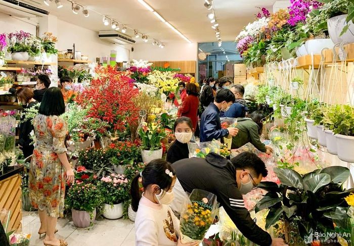 Các tiệm hoa luôn đông khách trong dịp lễ này. Ảnh: Thanh Phúc