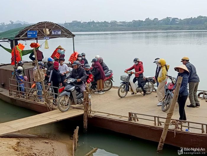 Người dân lên xuống đò chỉ qua một tấm ván thô sơ và hầu như không mặc áo phao an toàn trong suốt quá trình di chuyển. Ảnh: Q.A