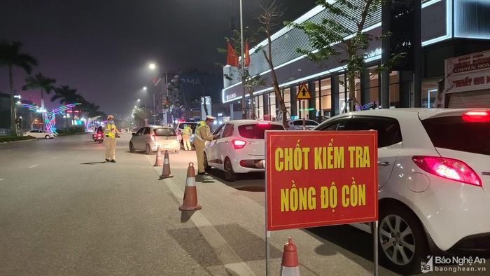 Lực lượng CSGT lập chốt kiểm tra nồng độ cồn trên các tuyến đường thành phố Vinh. Ảnh: Vương Linh