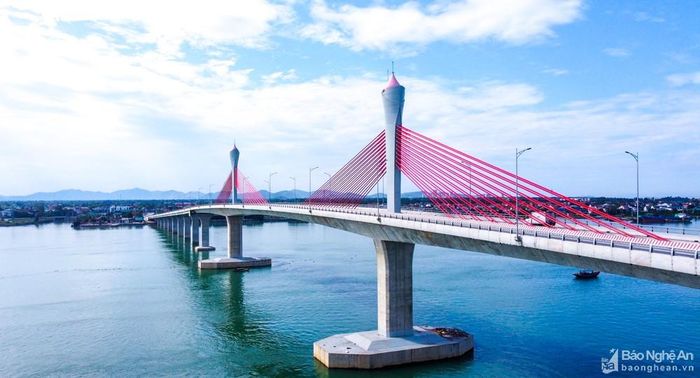 Cầu Cửa Hội nối Nghệ An và Hà Tĩnh qua sông Lam sẽ mở rộng tính kết nối của hành lang kinh tế phía Đông Nghệ An. Ảnh: Thành Cường