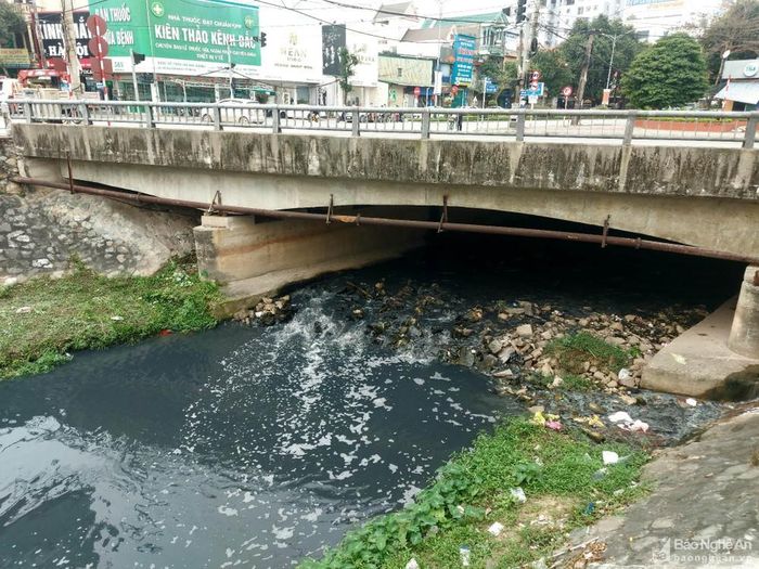 Nước thải từ đoạn mương kín đang tràn vào Kênh Bắc (ảnh chụp ngày 10/2/2023). Ảnh: Nhật Lân