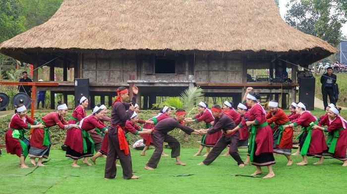 Trò chơi kéo co của người dân tộc Thổ tỉnh Thanh Hóa. (Ảnh: Tuấn Đức/TTXVN)