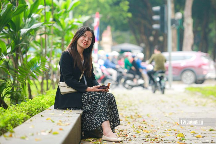 "Tình cờ lướt mạng xã hội thấy hình ảnh lá đổ vàng rất đẹp tại phố Hoàng Hoa Thám cùng với thời tiết Hà Nội bắt đầu hửng nắng nên tôi cùng bạn tranh thủ đến check-in trước khi hàng cây thay lá”, chị Hồ Thị Thành (23 tuổi, Mỹ Đình, quận Nam Từ Liêm) chia sẻ.