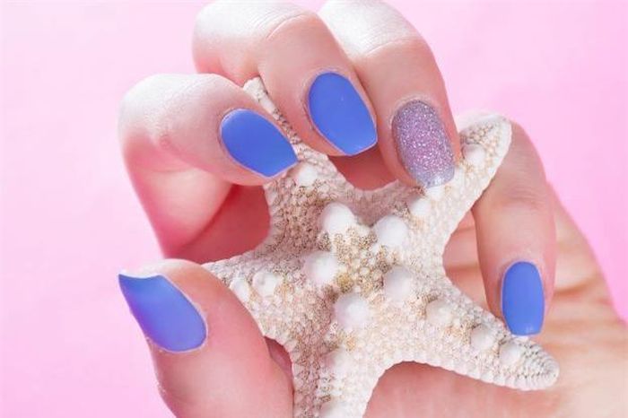 Tiếp xúc quá nhiều với axeton có thể làm móng mất nước đáng kể dẫn đến dễ gãy.