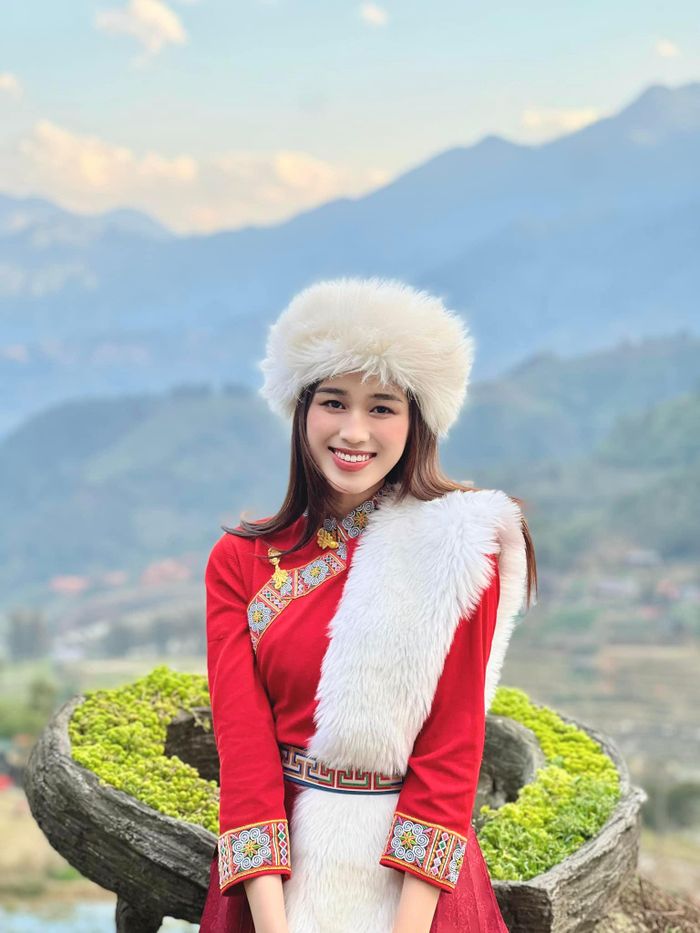 Không kém cạnh Thùy Tiên, Đỗ Hà vô cùng yêu kiều khi diện trang phục của dân tộc thiểu số. Gương mặt xinh cùng nụ cười tỏa nắng của nàng hậu sinh năm 2001 "đốn tim" nhiều người hâm mộ