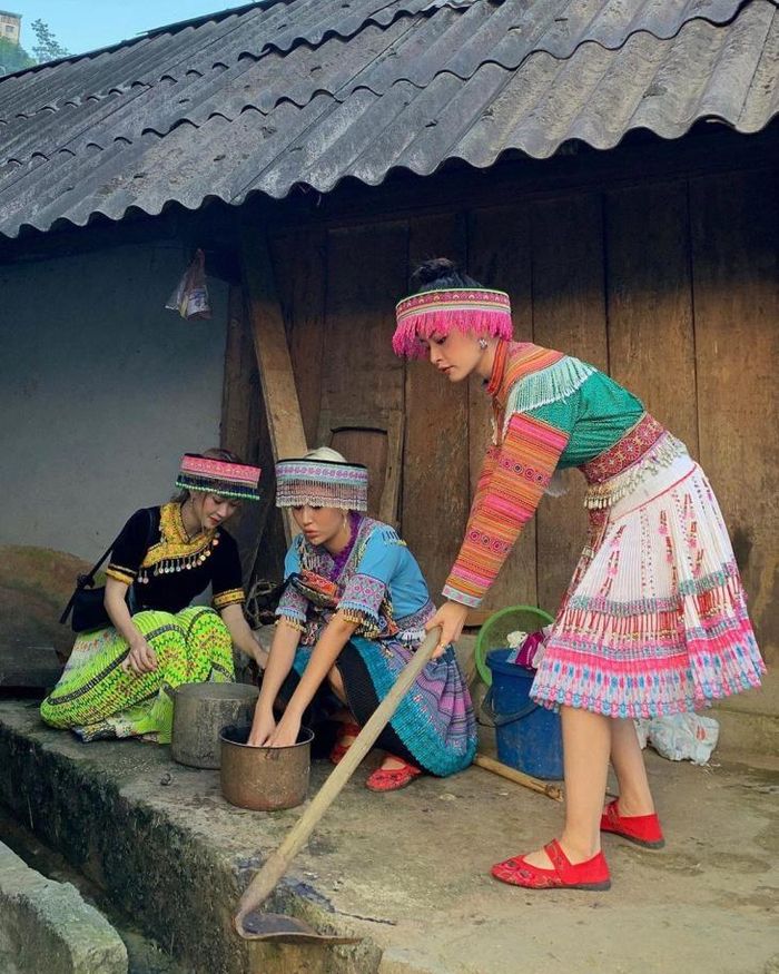Chưng diện trang phục dân tộc, Chi Pu toát lên vẻ đẹp thanh thuần, tự nhiên và khác lạ so với hình ảnh quyến rũ mà người hâm mộ biết đến