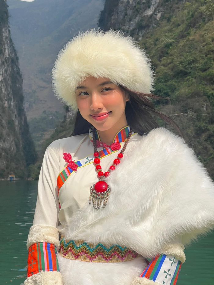Thùy Tiên xinh ngất trong trang phục của dân tộc vùng cao