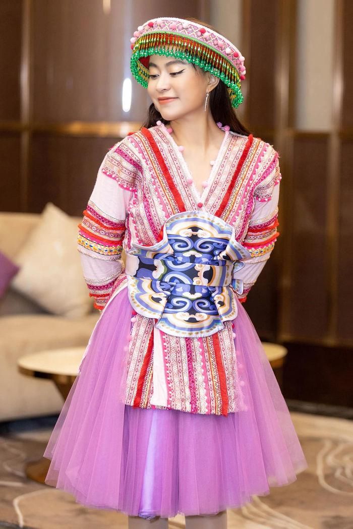Hoàng Thùy Linh nổi tiếng là nữ ca sĩ có niềm đam mê với văn hóa vùng miền. Trong bộ trang phục của dân tộc Mông, Hoàng Thùy Linh gây ấn tượng với lợi thế gương mặt đẹp và vóc dáng cân đối. Nữ ca sĩ mang đến nét đẹp văn hóa truyền thống vừa thấy được sự hiện đại, tươi mới