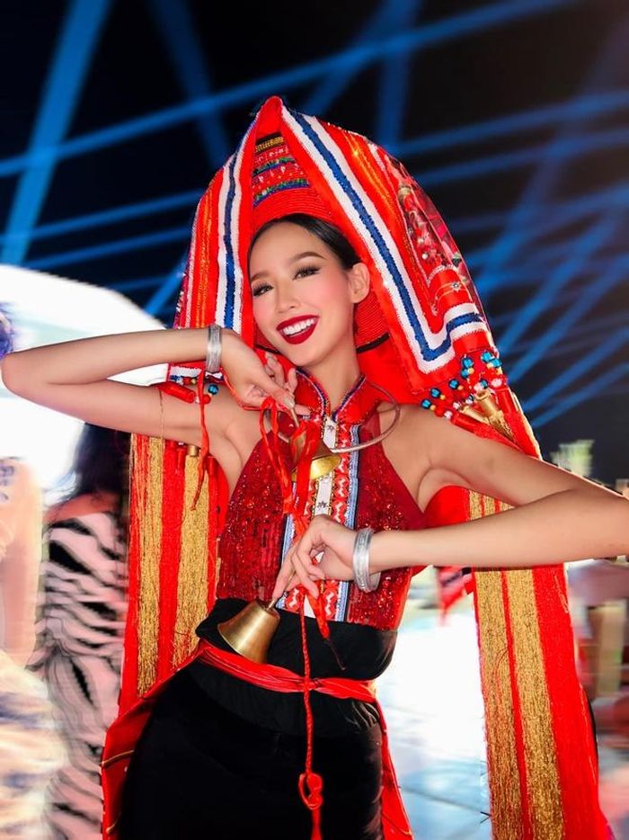Bảo Ngọc rạng rỡ trong trang phục dân tộc của người Dao đỏ