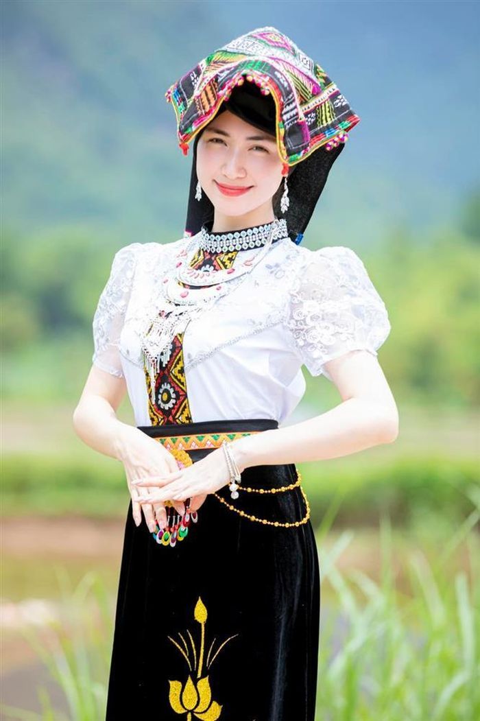 Duyên dáng trong bộ trang phục dân tộc Thái, Hòa Minzy như hóa thành cô gái Mộc Châu xinh đẹp