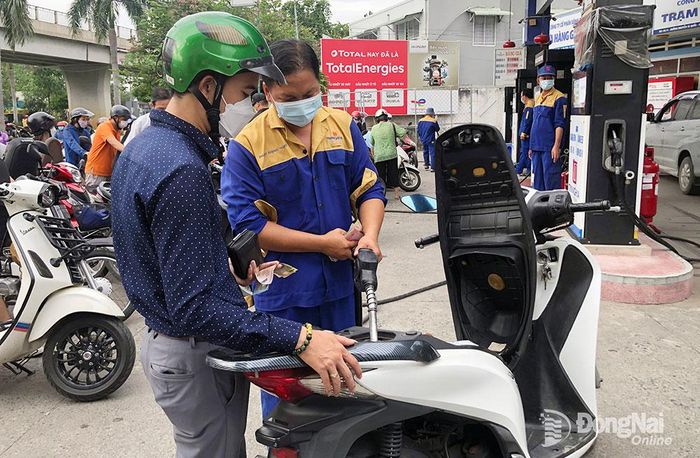 Hoạt động kinh doanh xăng dầu tại một cửa hàng bán lẻ xăng dầu ở TP.Biên Hòa. Ảnh: Hải Hà