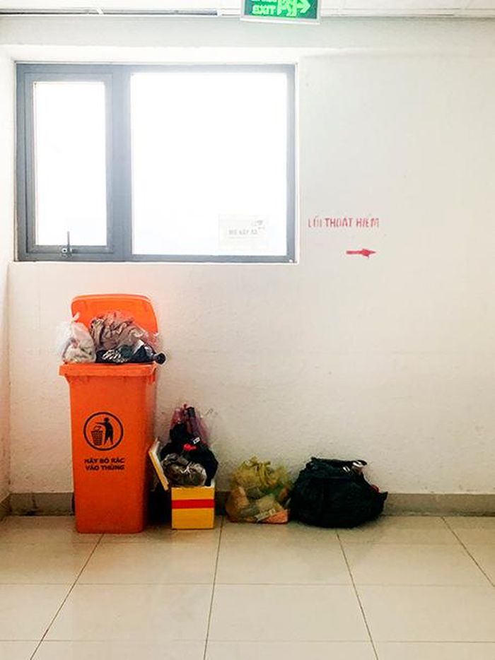  Chủ đầu tư bố trí thùng đựng rác thải ở gần thang máy mỗi tầng chung cư rất nhếch nhác, hôi thối. 