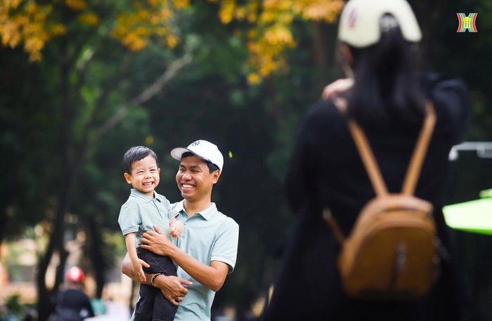 Nhiều gia đình đưa đi nhau ngắm phố phường mùa thay lá, tranh thủ chụp những bức hình kỷ niệm trong những ngày Hà Nội bình yên và thân thương đến lạ.