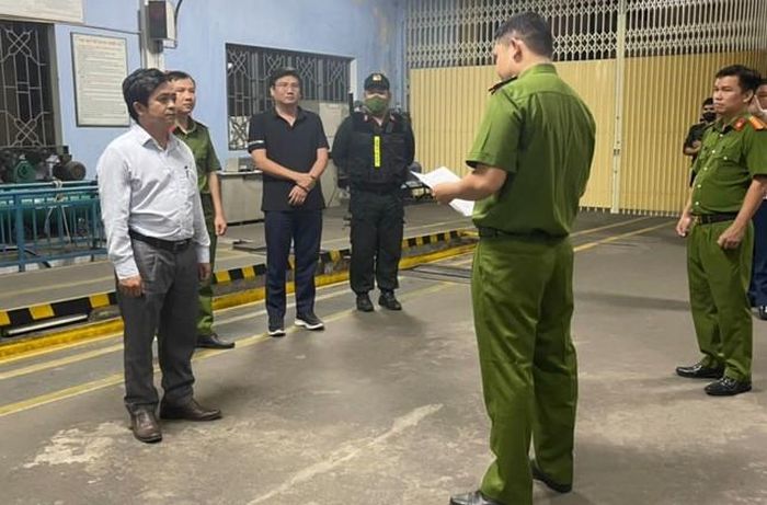 Cơ quan CSĐT - Công an TP.Đà Nẵng tống đạt các quyết định cho 2 bị can