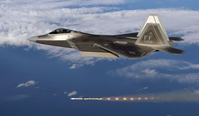  Tiêm kích F-22 Raptor phóng tên lửa AIM-120. Ảnh: Không quân Mỹ. 