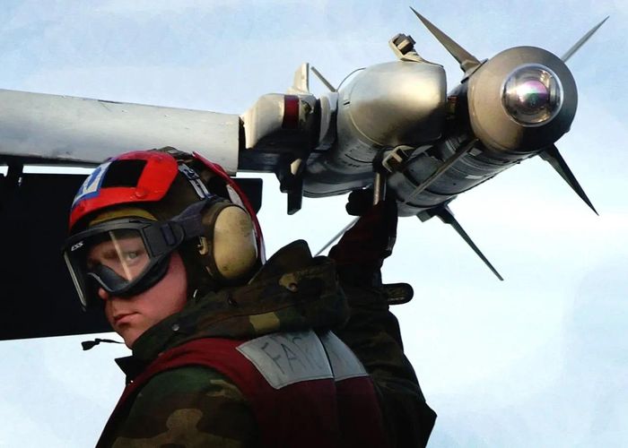  Phần đầu của tên lửa AIM-9X được gắn cảm biến hồng ngoại. Ảnh: Hải quân Mỹ. 